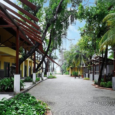Shanti Resorts Valsad Exteriör bild