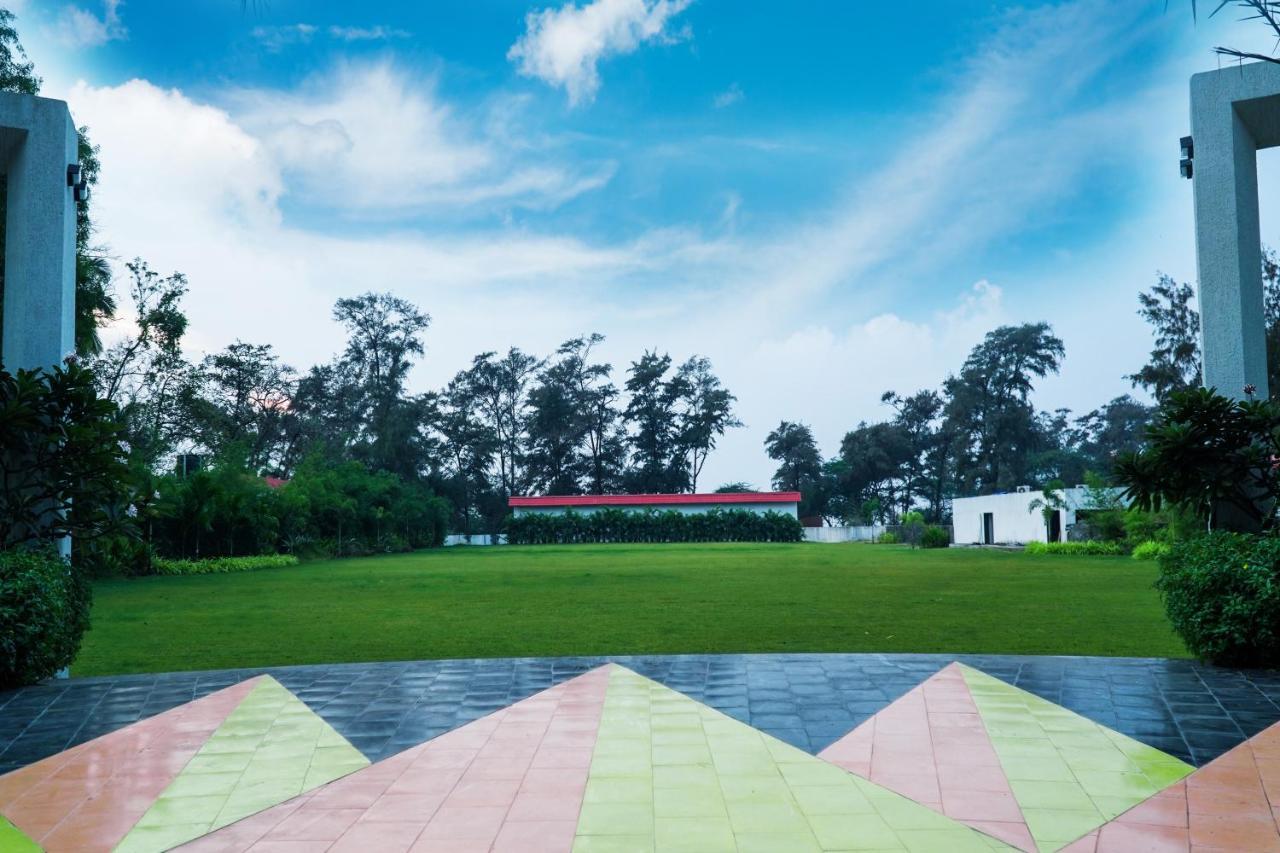 Shanti Resorts Valsad Exteriör bild