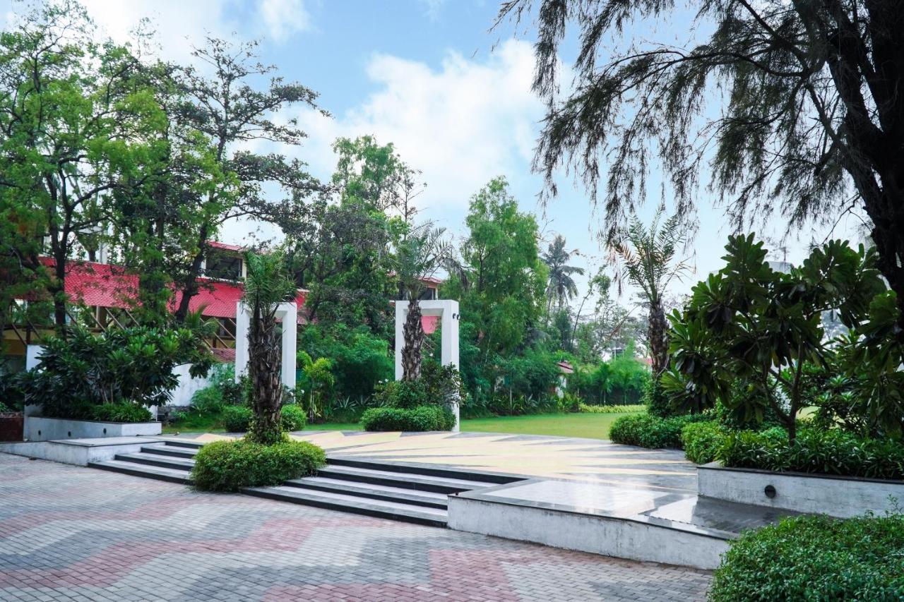 Shanti Resorts Valsad Exteriör bild