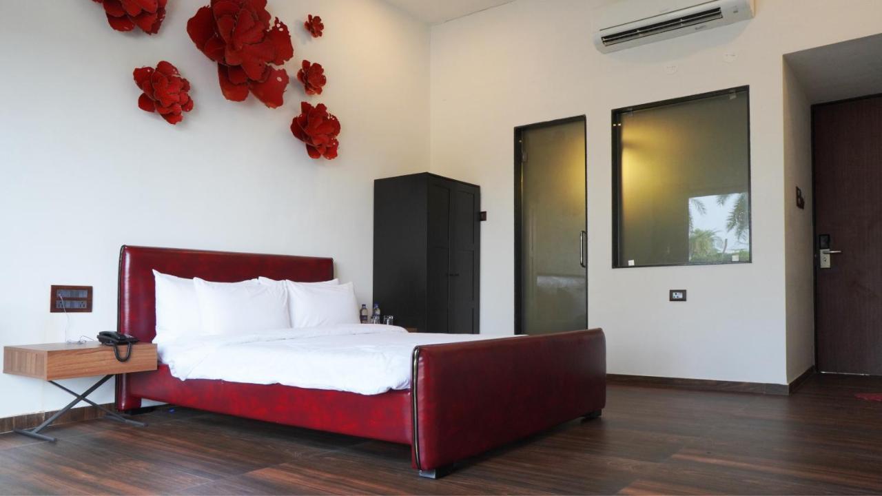 Shanti Resorts Valsad Exteriör bild